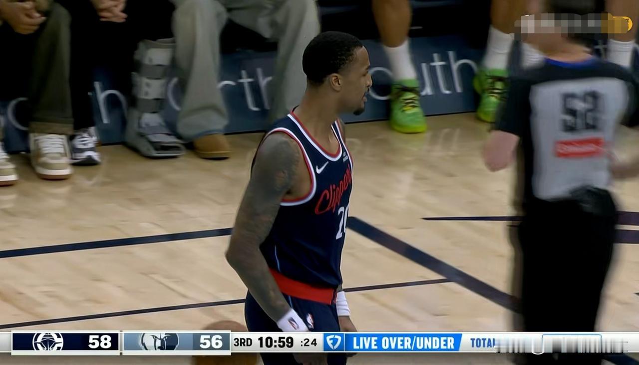 我强烈建议快船大将科林斯减少自己的三分出手数！在今天快船客场以98：107不敌灰