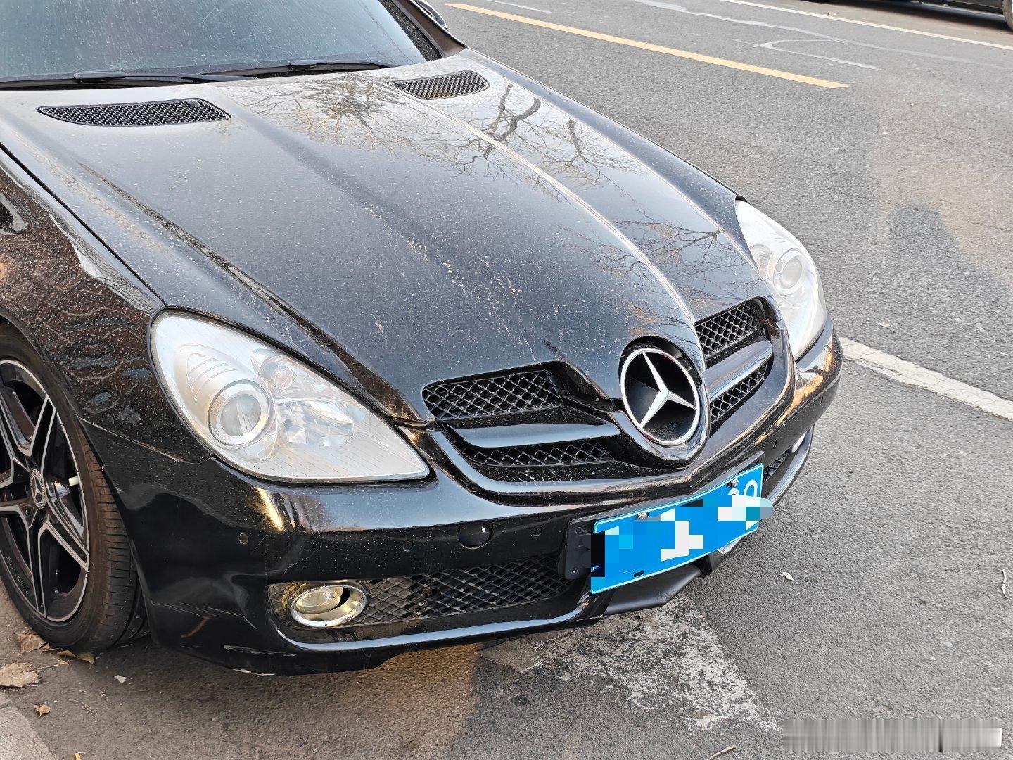 我媳妇:这台车机盖是不是没关严？我:没有呀，很严实呀。我媳妇:你看它这里（箭头）