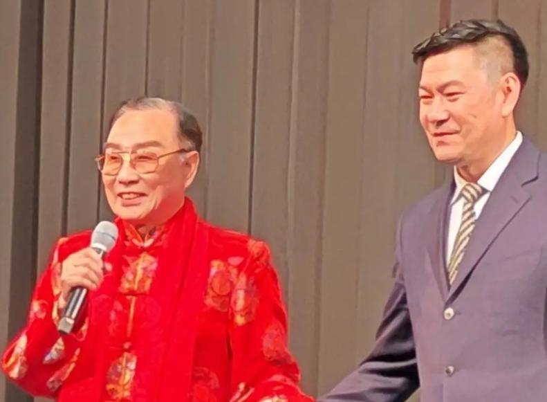 台上打倒美帝，台下移居美国，这个85岁的京剧名角，到底咋想的？这事儿听着就够