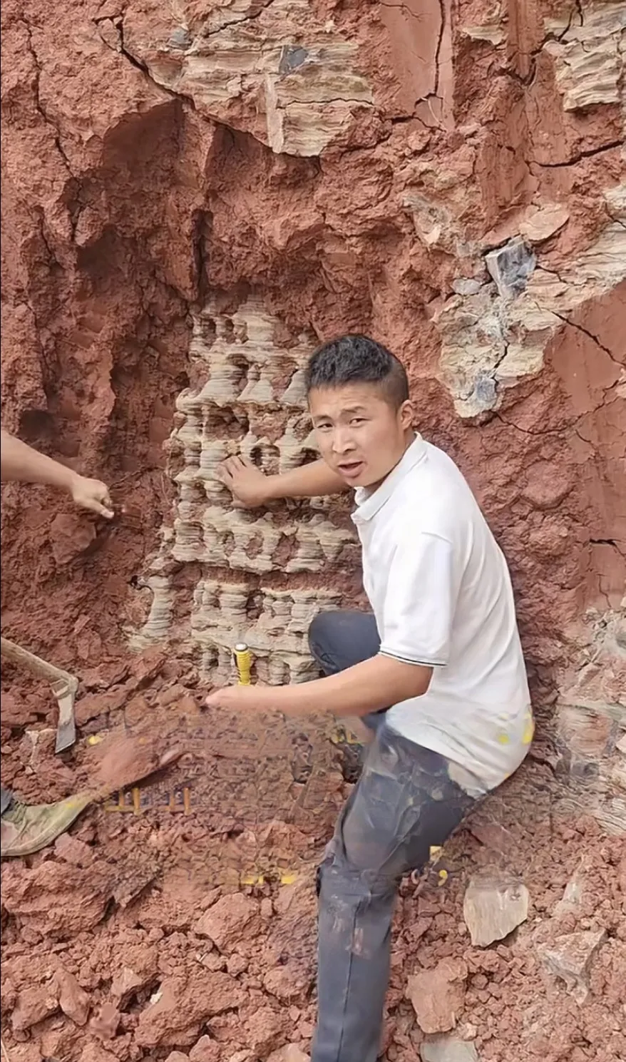 两村民在泥石山挖出了一人高纯天然奇石，石身全是孔，这块奇石可能价值不菲，绝品中的