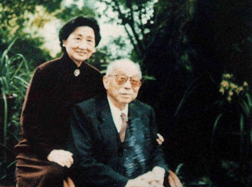 1916年，于凤至和张学良完婚，洞房时，她警告张学良说：“不许在外面乱来！”张学