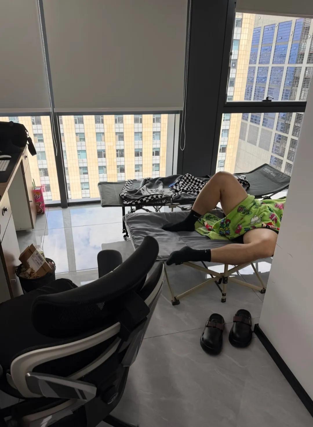 公司新来的同事是这样午休的……