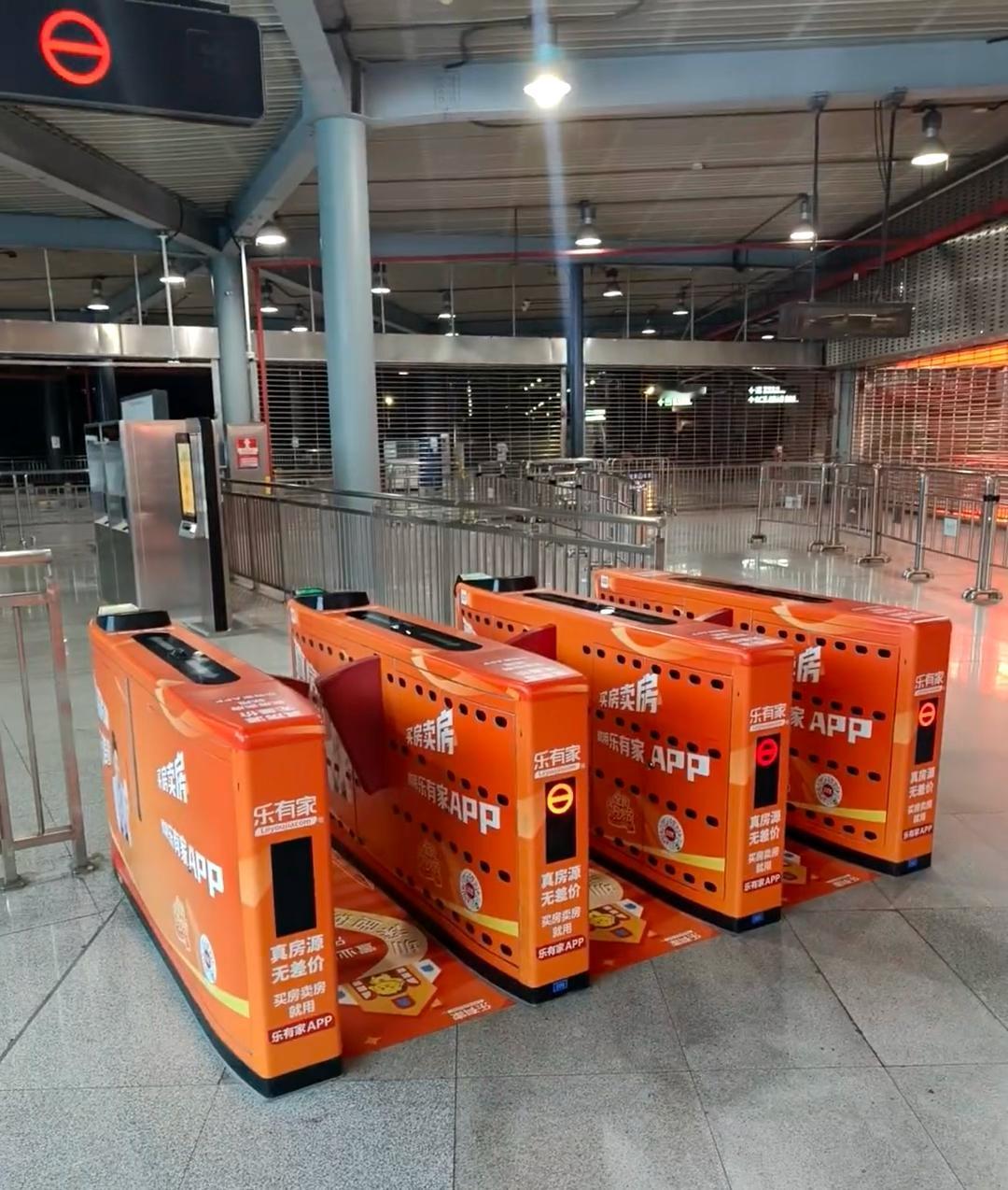 深圳地铁你是有多缺钱。连闸机上都能做广告了，中秋节那时也是，铺天盖地的月饼广