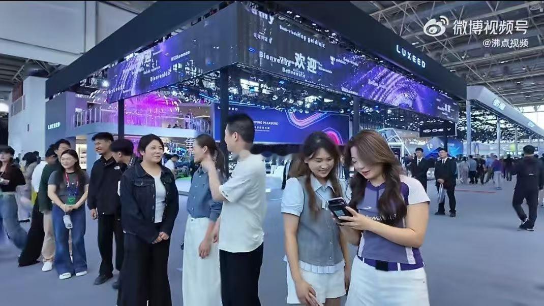 永远要给生活埋彩蛋00后北京车展领鸡蛋一场车展，两种风景，豪车亮眼，鸡蛋暖心，永