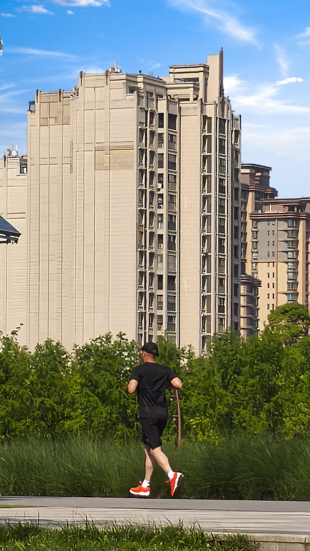 我打算每周至少跑三次，每次五公里。跑步不仅能让我的身体更健康，还能缓解压力。想象