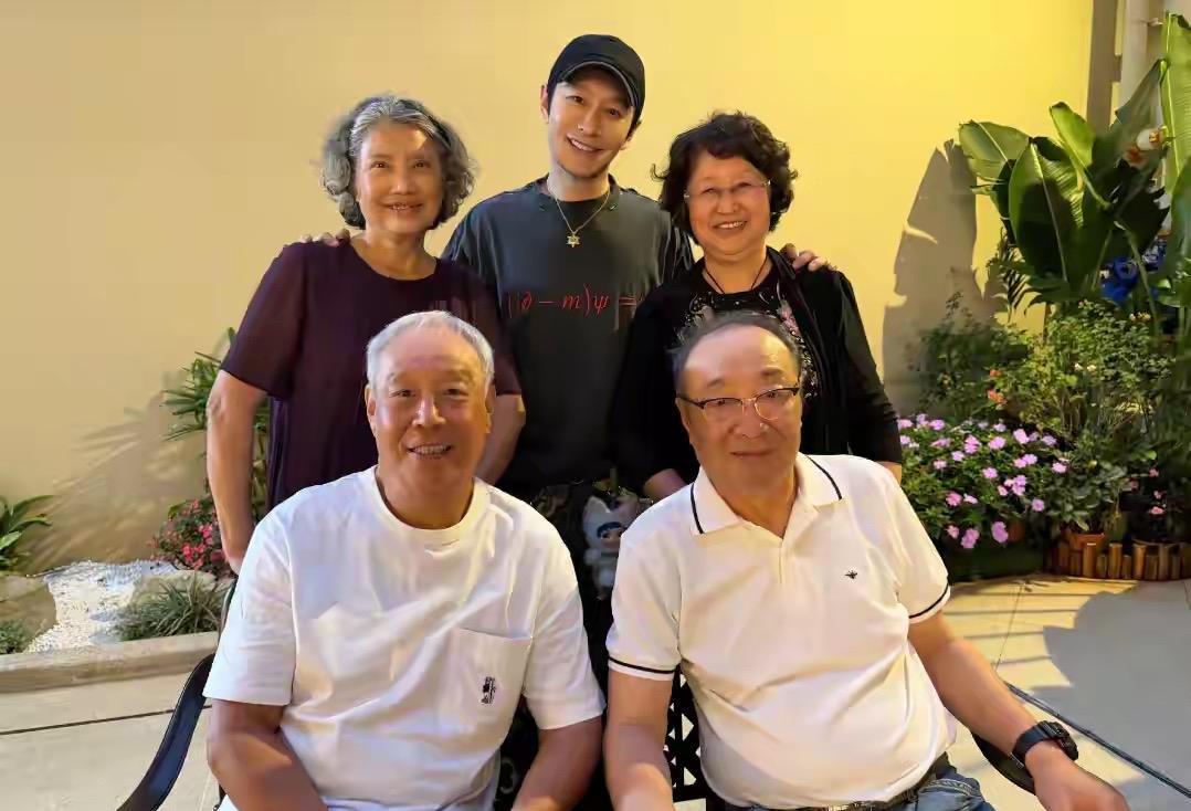 黄晓明在三亚年夜饭，筷子差点没拿稳！包厢门一开，他当场愣住，冲上去就紧紧抱住两