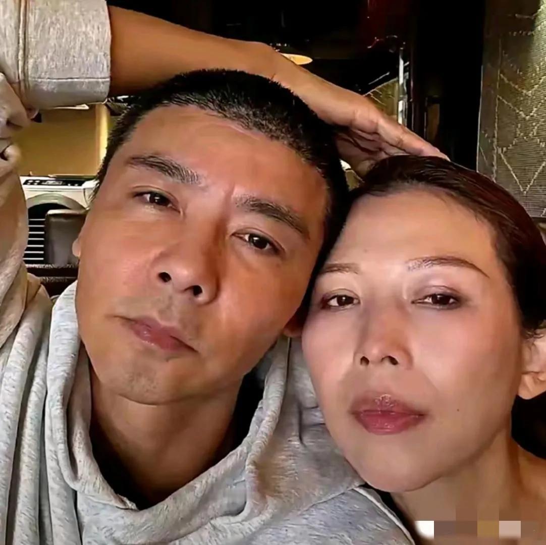 哇塞，张晋与蔡少芬简直越来越有夫妻相了：脸型眼睛惊人的相似，气色眉宇亦好相像，你