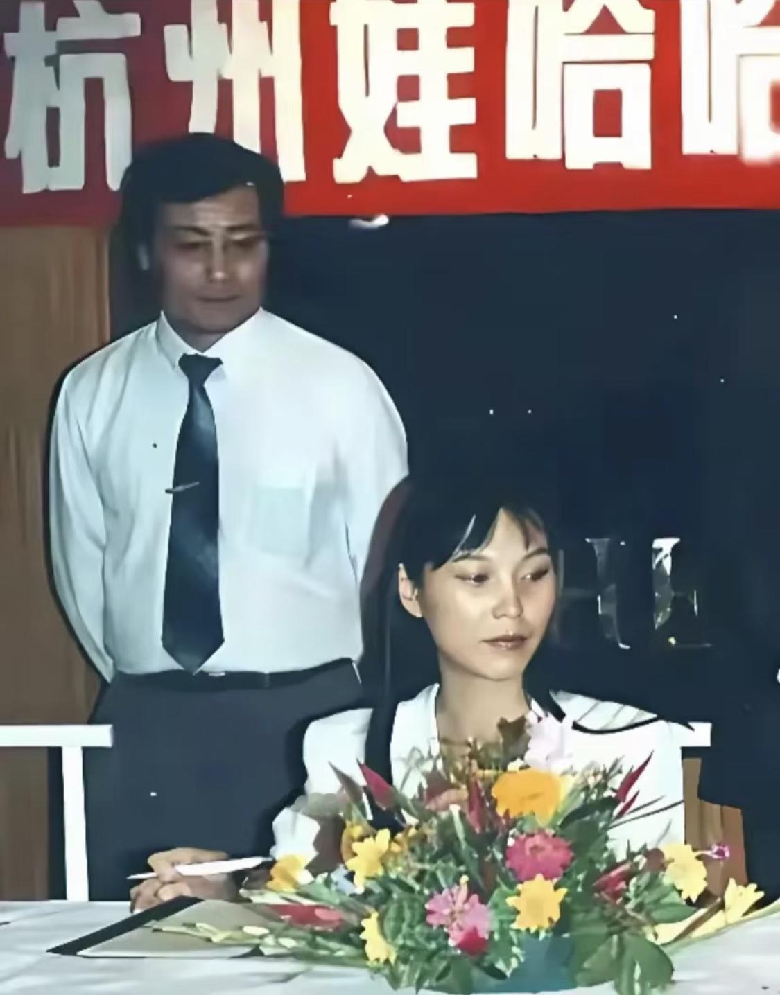 两人相差20多岁，当时的宗老也50岁左右了吧，看着还过得去，没有秃顶和大腹便便。