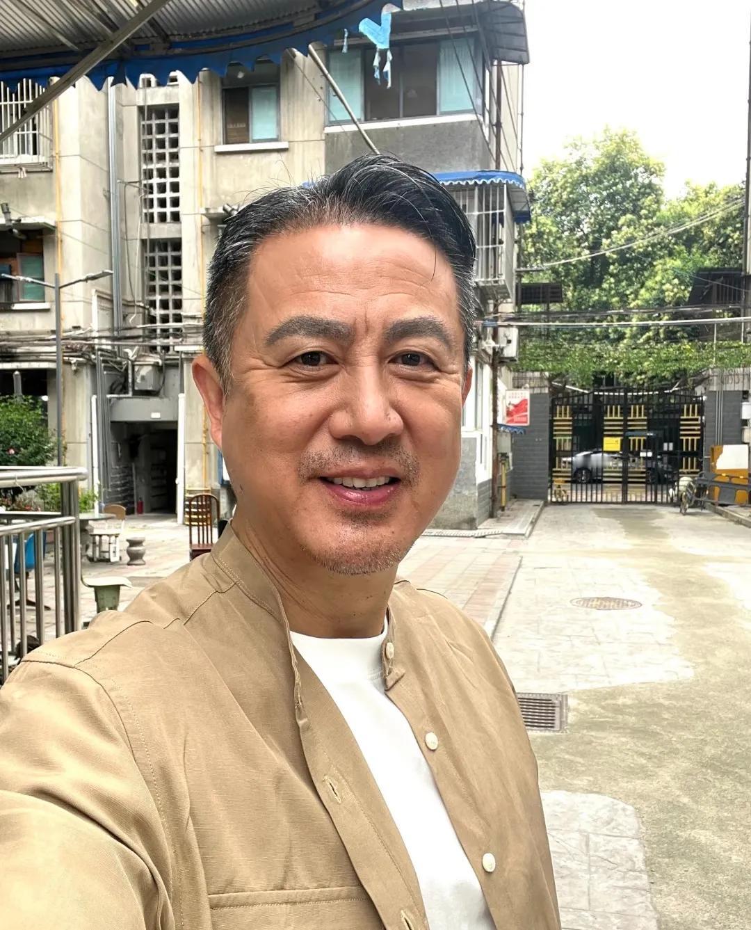 今天上午，儿子跟我说，他同学想跟他借八万元。我说你哪有钱借给他，儿子说：咱们不