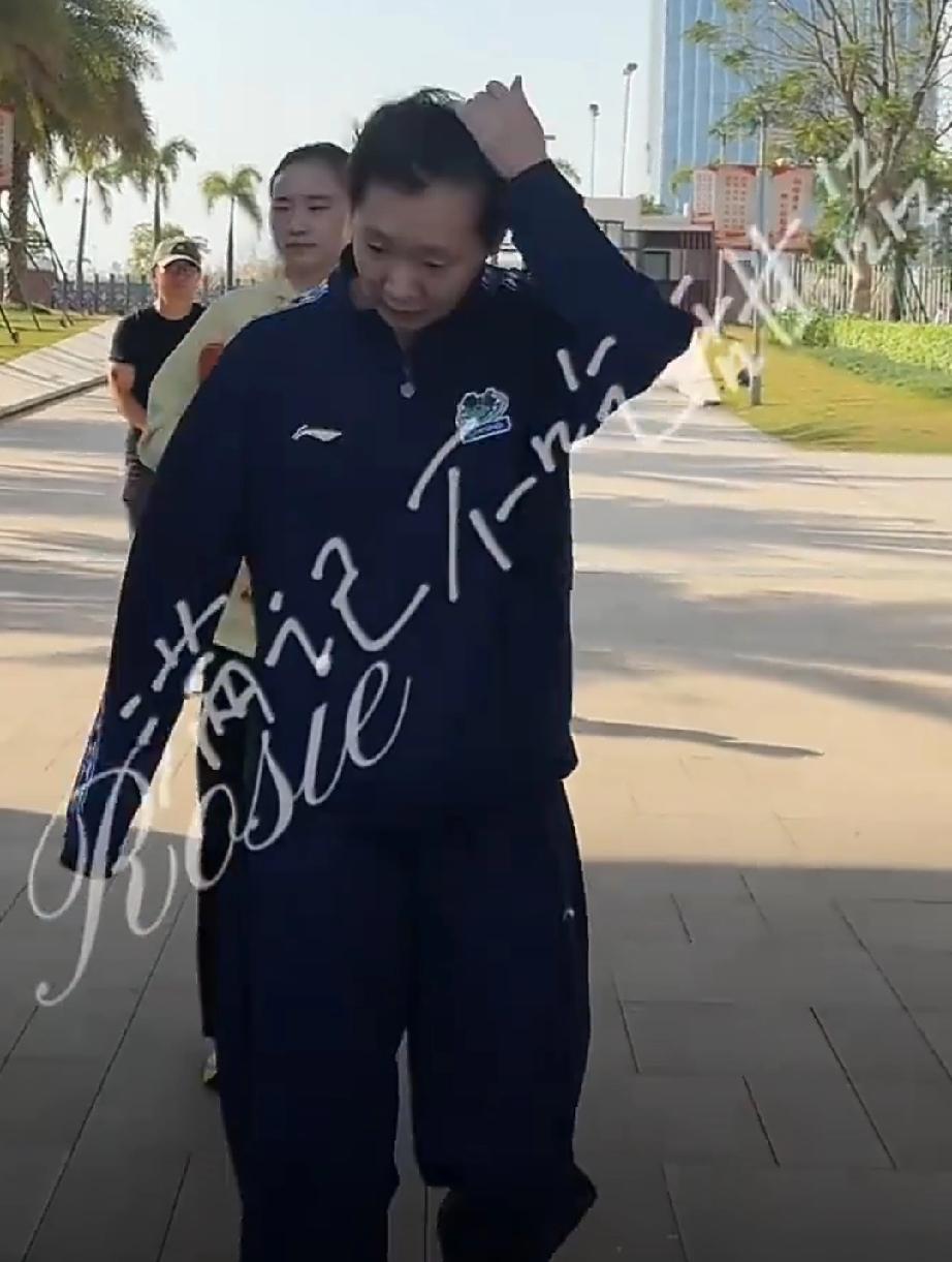 王曼昱今日参加海口亚洲杯活动，参加人大附中的国球进校园活动。下车后，海风吹起曼