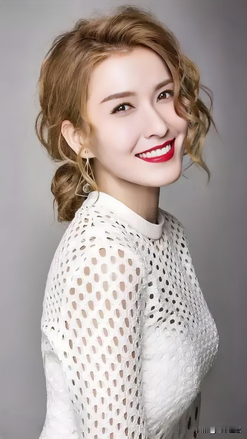 甜美笑容，优雅卷发，白色镂空上衣，气质满满！🌸✨做事,做人,哪个更重要?