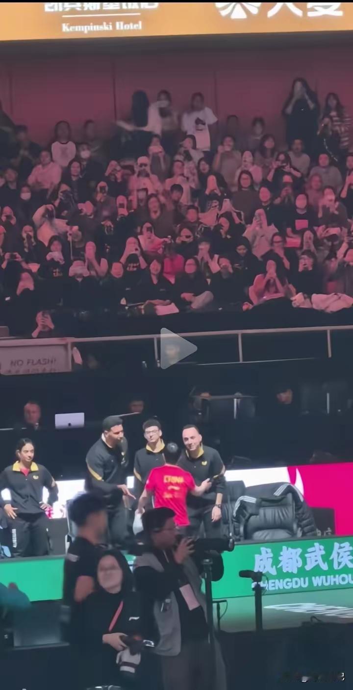 一觉醒来被埃及队感动哭了！输得眉开眼笑，还没等莎莎伸手，对方早摆好握手姿势了——