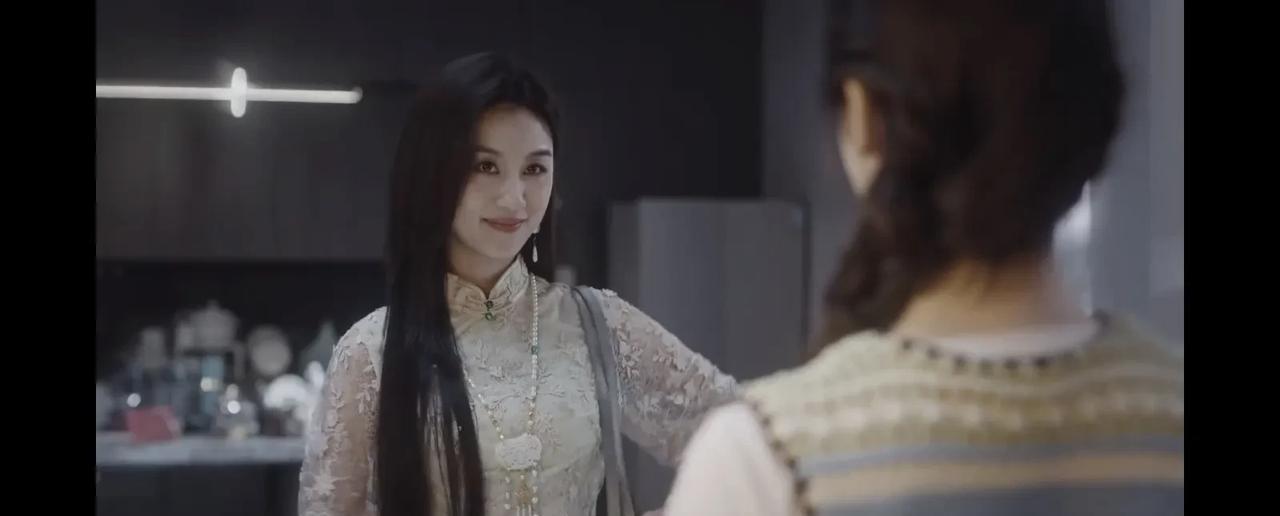 《七根心简》原著里，连殊的妈妈和丈夫生活在一个人迹罕至的小山村里，山村群山环绕，
