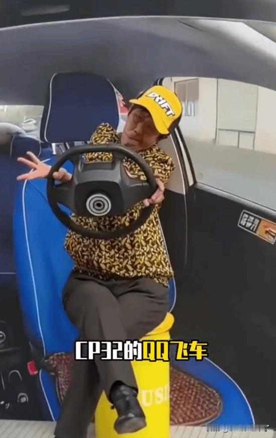 近日，《QQ飞车手游》官方邀请到了咏春大娘加入漫展CP32pre，现场表演了一把