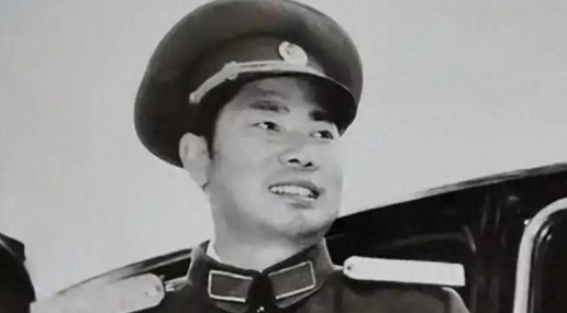 1973年，杨得志下乡看望老战友，却发现老战友生病却没钱治，县委见他生气，急忙解