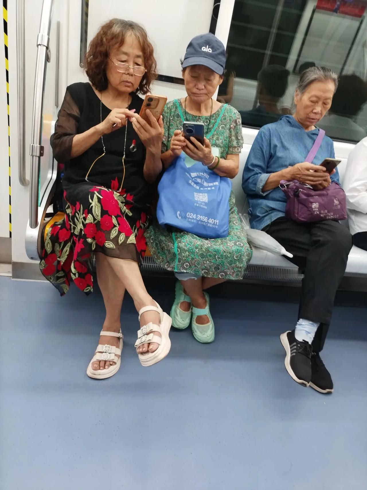 地铁上坐着三个老太太。我没猜错的话，其中有两位是城市里退休的老太太。一位