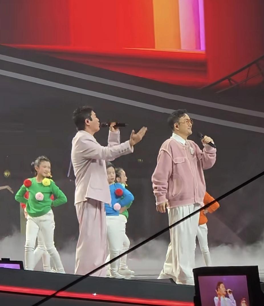 跨年夜各家卫视都在拼阵容，结果东方卫视靠“全开麦真唱”杀出重围，直接把热搜抢了！