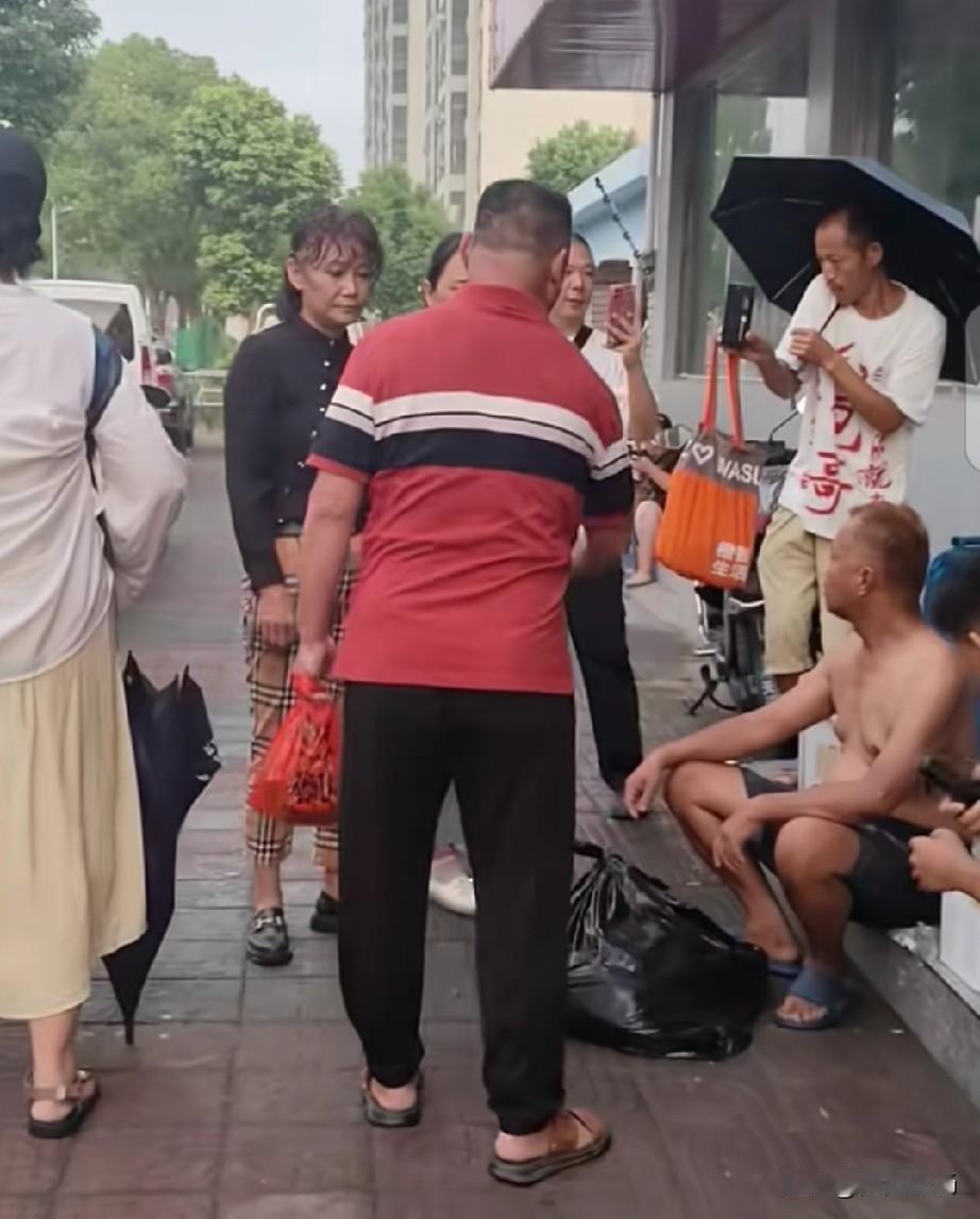 沈巍大热天光膀子坐路边，一位大姐大声说：“好歹是网红，有伤风化！”。沈巍被几个黑