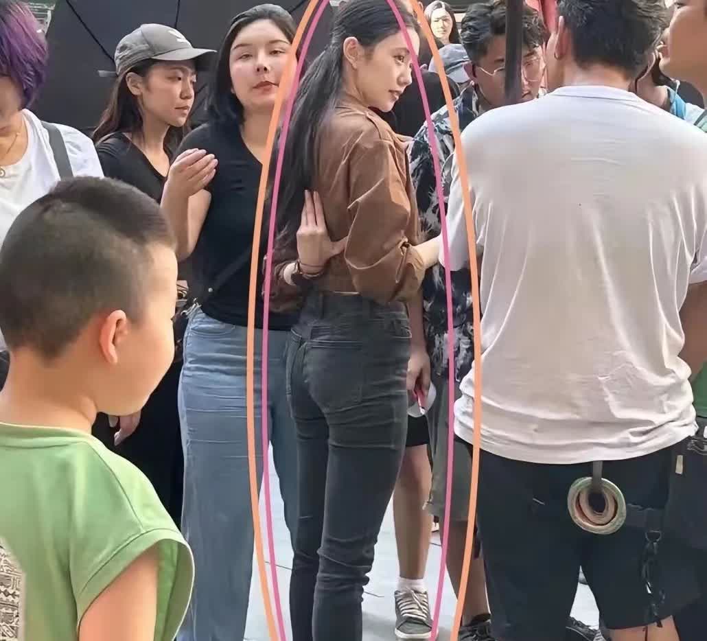 有人私下该羡慕了。刘浩存路人拍的图刚出来。照片里看着身形挺顺眼。