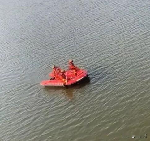 悲痛！河南一对情侣坠河后，女孩因穿着羽绒服漂在了水面上，从而成功获救。可男孩却没