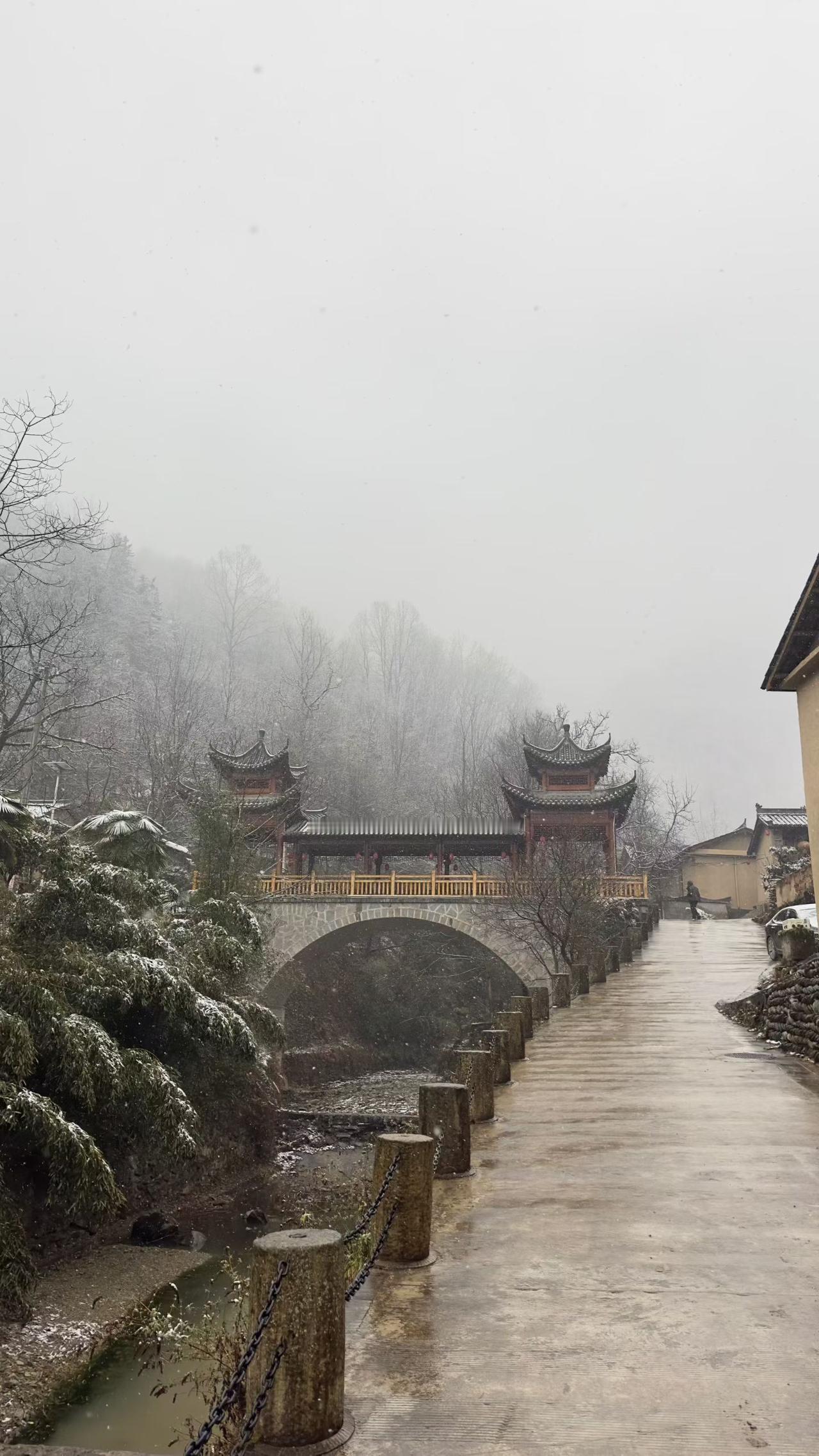 雪中古桥，静谧如画，仿佛穿越时空。