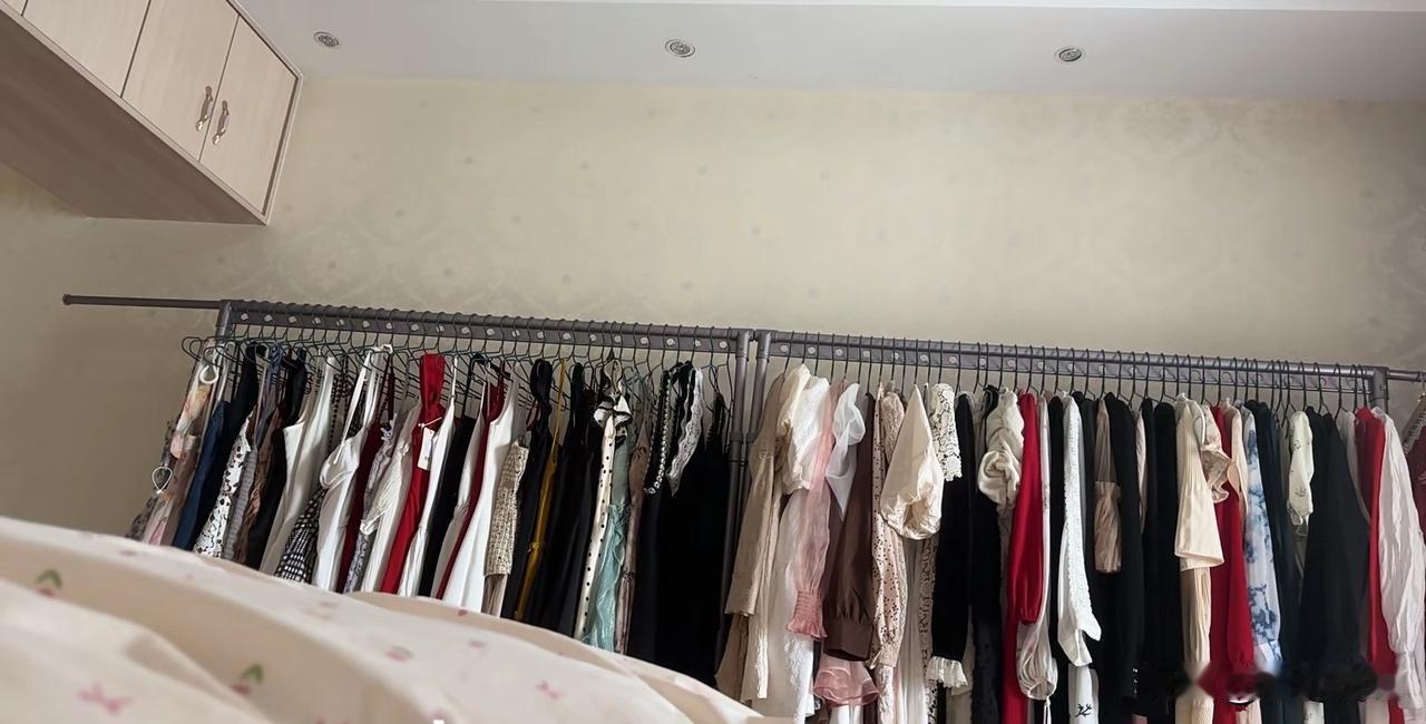 姐妹们，你们是买贵的衣服一直穿呢？还是买便宜的衣服一直换呢？年轻的时候不管贵便