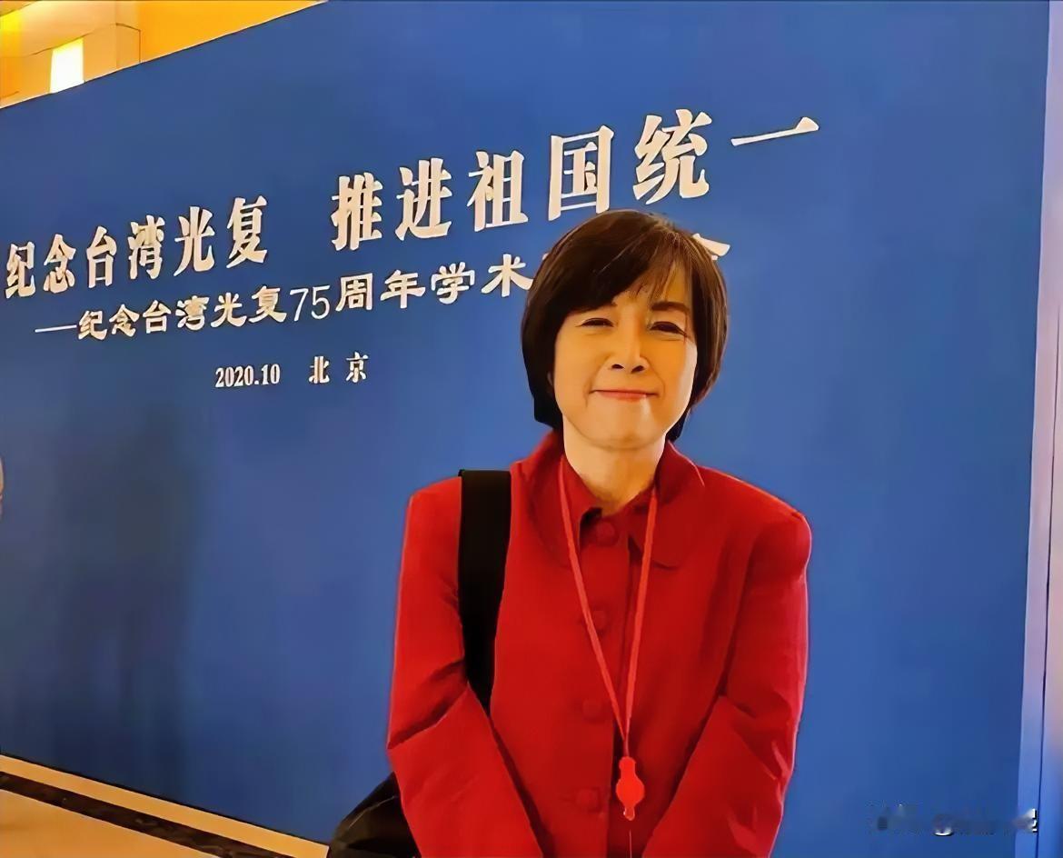 黄智贤今天在节目中说，“我是反对有人说‘蓝鸟是好人、青鸟是坏人’，被网友视为：为
