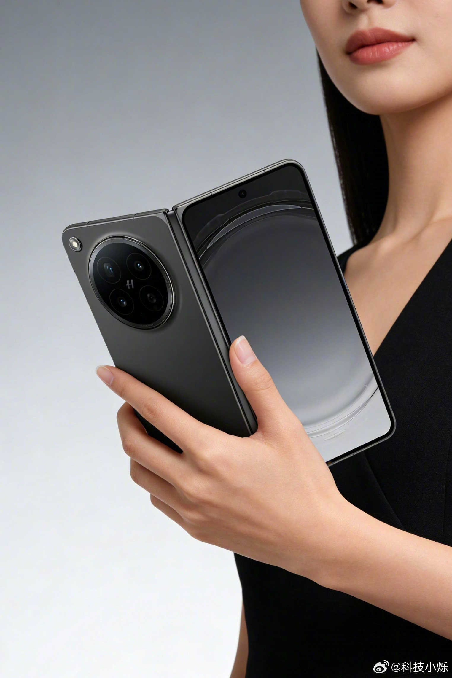 OPPOFindN6的机身厚度大概在8.7~8.93mm，确实非常轻薄，再加