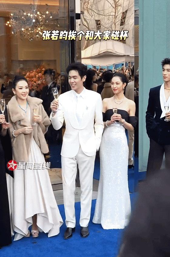 刚看到现场照，直接甜到懵。47岁的章子怡做Tiffany开业的压轴，以全球代言