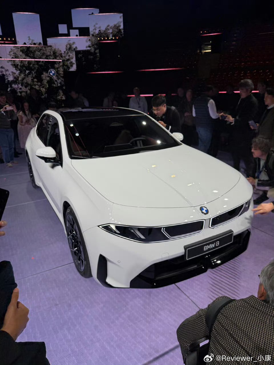 新宝马i3独特气质，车灯好像很生气的样子。。。