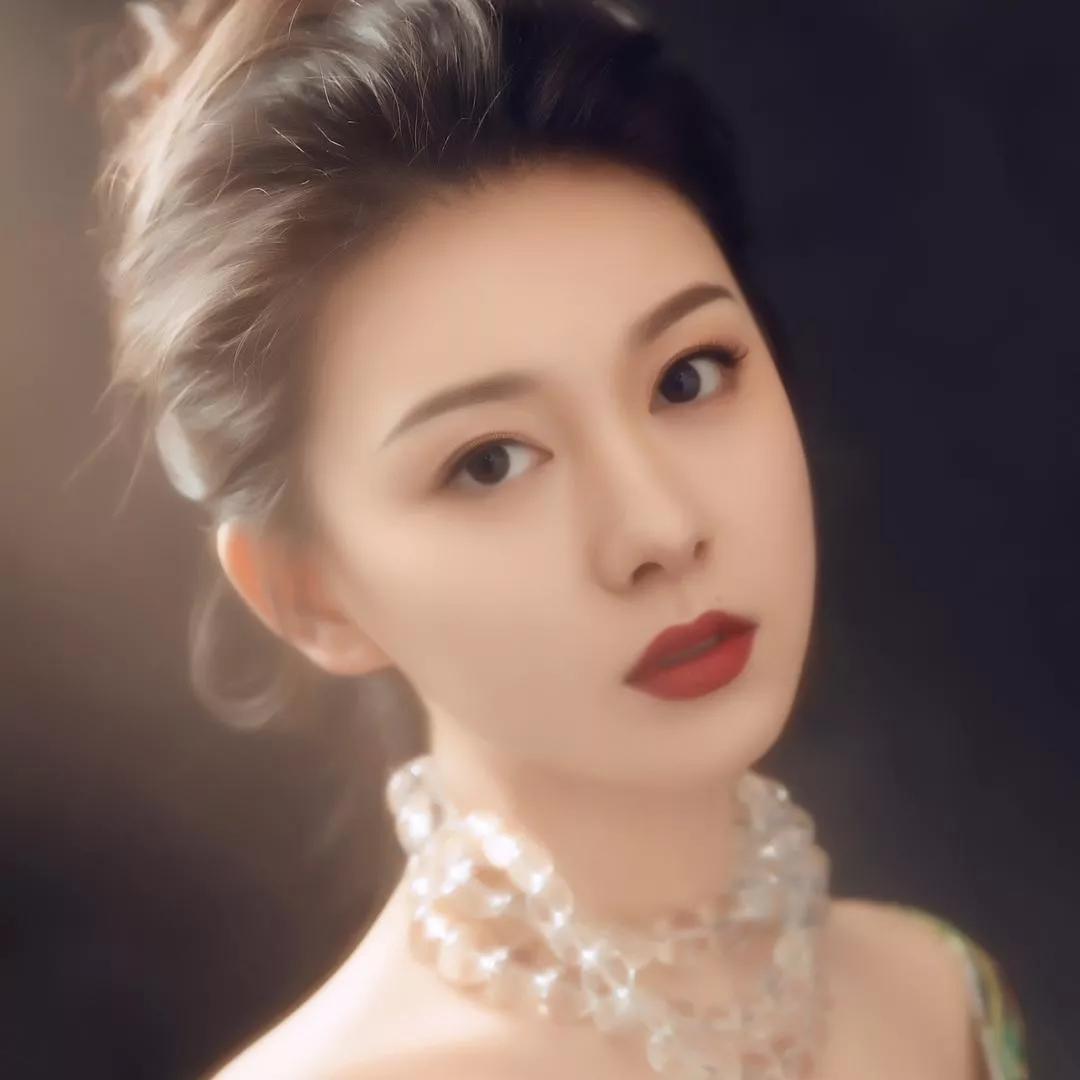 优雅红唇，珍珠项链，复古风情的完美结合白色珍珠项链珍珠项链戴珍珠项链糖果色