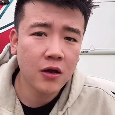 红豆在直播间里把话摊开。她说木森和女徒弟小媛，关系不清。木森站出来，对着镜头