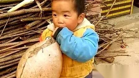 我们村里那个屠夫，给他儿子做的玩具，我估计能记一辈子。猪尿泡。你没听错，就是