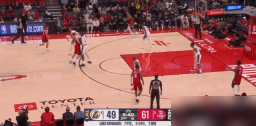 “他犯了个极其可怕的错误！”乌度卡赛后就差指着谢泼德鼻子骂了，更衣室...