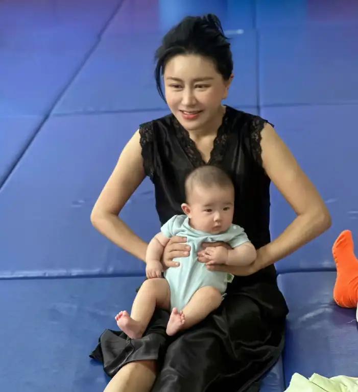 香港艺人张暖雅下嫁山东农村小伙刘晓辉，生下一个男孩，近照看起来更加丰满了，老公不