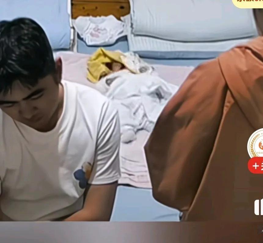 宝宝抓被子不慎盖住头部，妈没注意，宝宝在后面不断挣扎，爸爸背对着宝宝在玩手机，