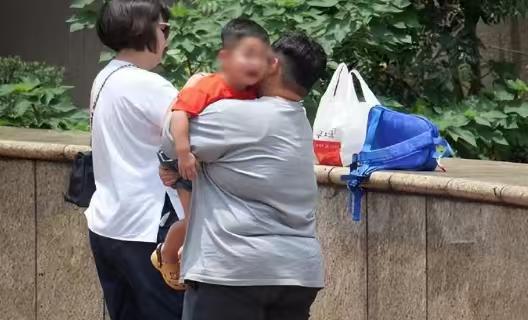 44岁Selina任家萱中年发福，肚子比男友还大！Selina近日被拍到和男友