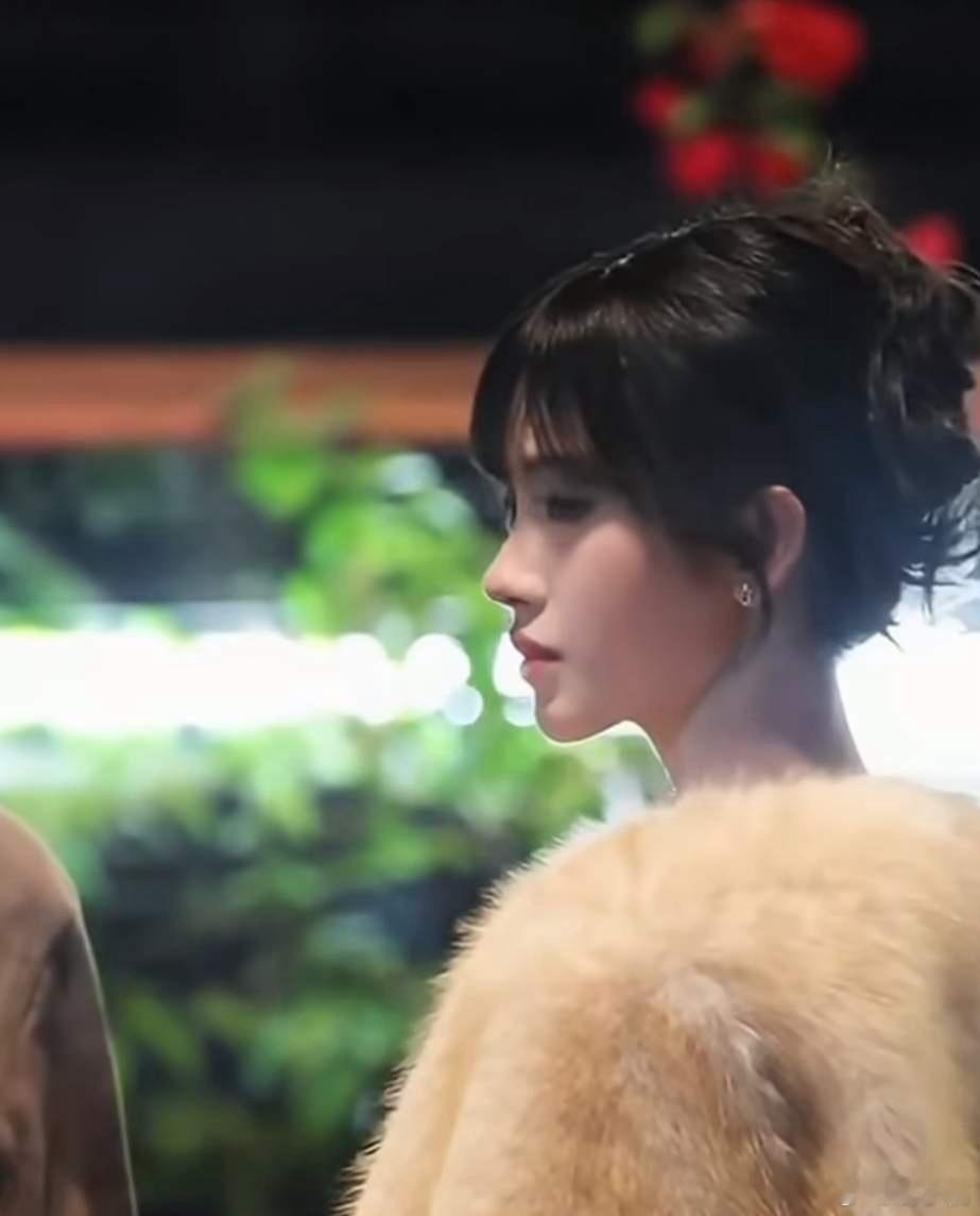 1.李嫣这些年在面部修复上花了很多钱，现在的她不仅看不出唇腭裂的痕迹，整体颜值也提升了很多。她最近开