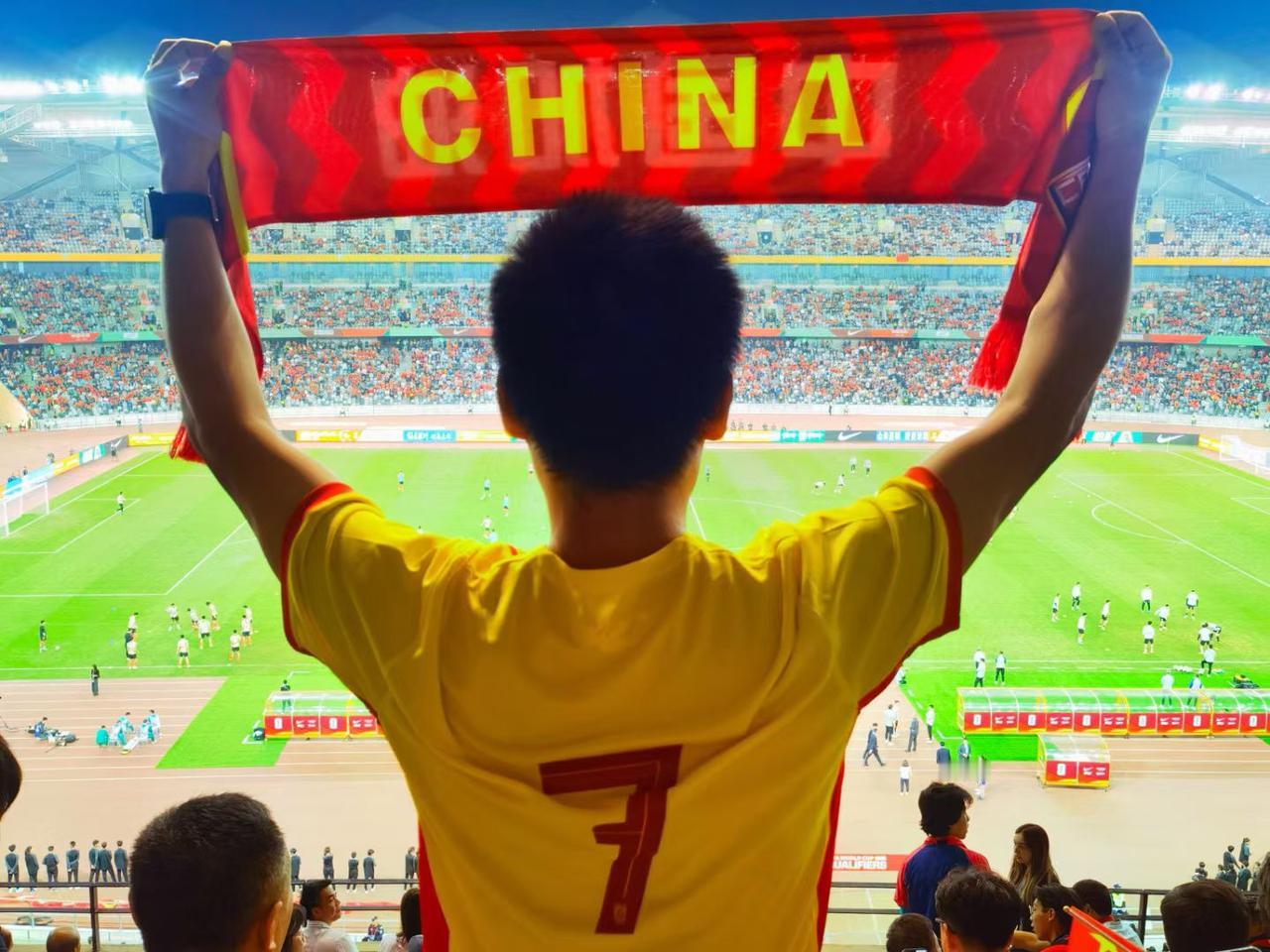 你会用哪四个字来形容中国足球?四个字太少了，如果只有四个字的话，那就是屡败屡战。