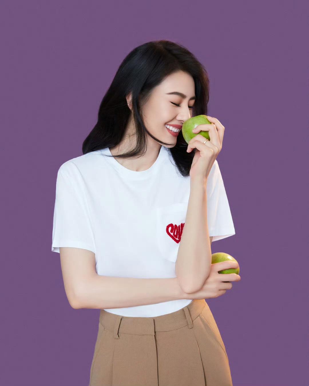 高圆圆之所以能成为许多男性心目中经久不衰的“完美女神”，不是没有原因的。她美