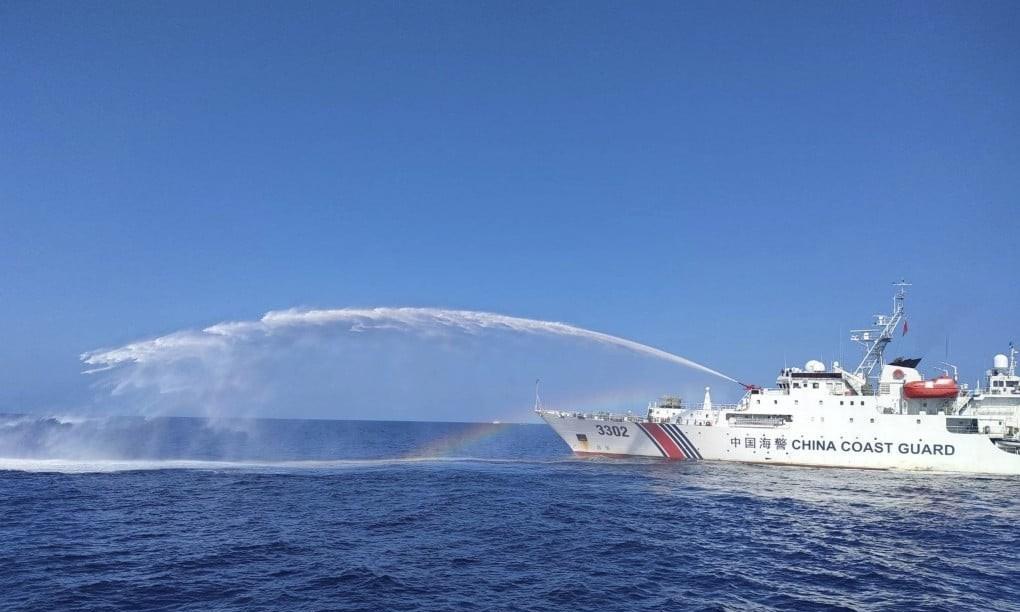 中方忍无可忍，再次发射水炮据中国海警通报，20日，一艘菲律宾公务船再次想要侵闯