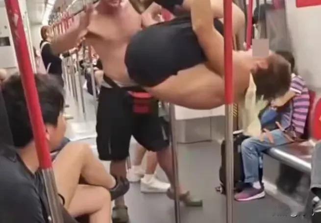 继外籍男子与女子在港铁内上演“活春宫”无人制止之后，一群赤裸上身外籍男子又在港铁