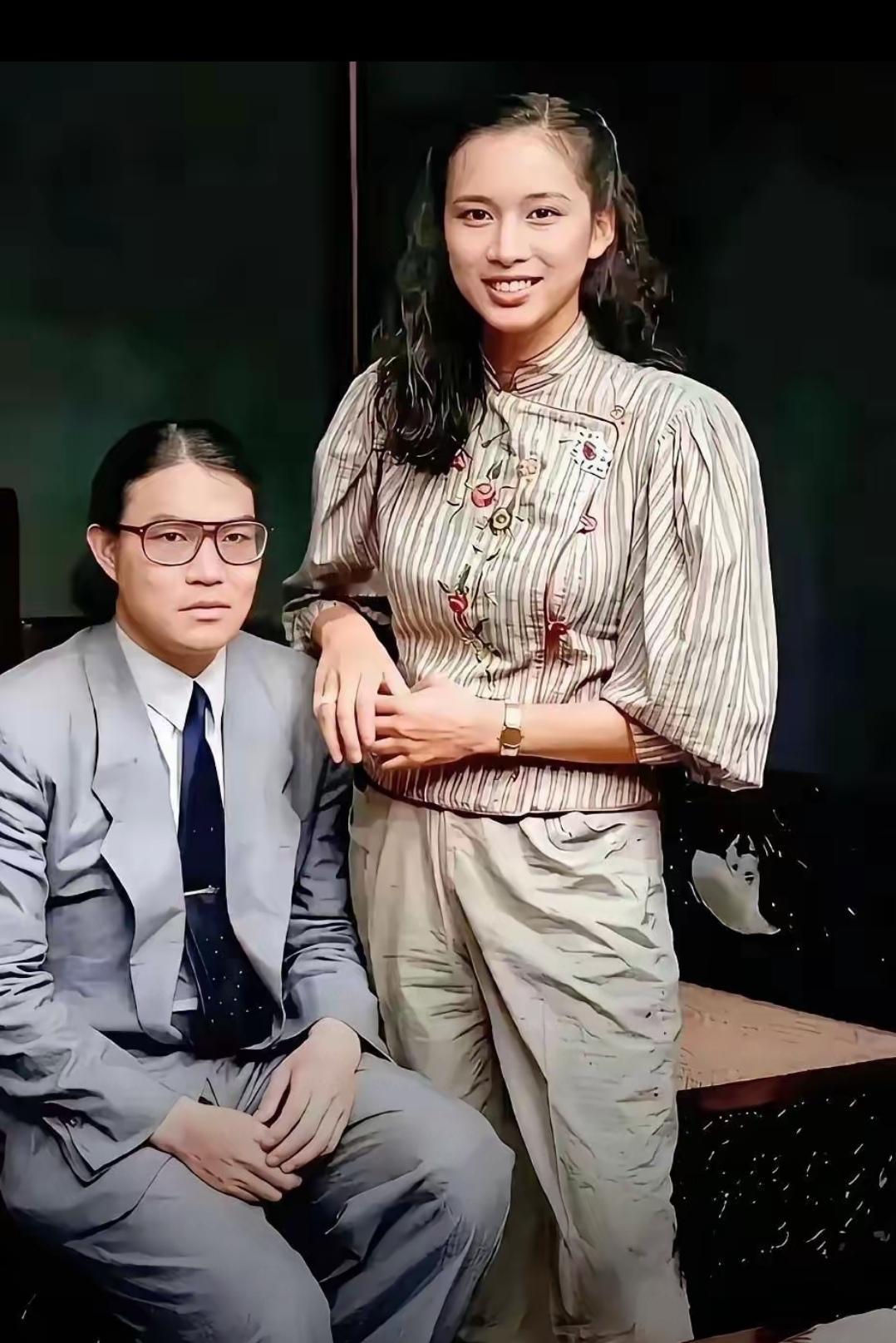 霍震霆不苟言笑，公共场合从来都是严肃的表情，哪怕是跟新婚妻子拍照也不见笑容。这样