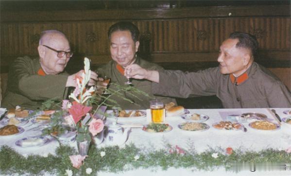 看到这张照片，看到这两份文件，看到特区今天发展的成就，发自内心的向老一辈无产阶级