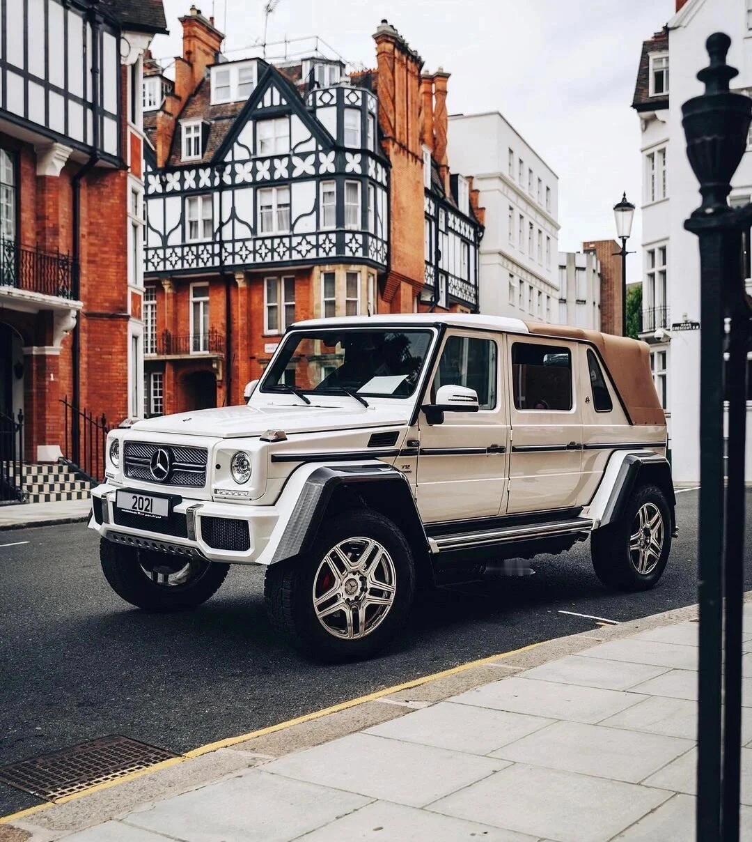 迈巴赫G650Landaulet全球限量99台，售价高达人民币:1890万元，其6.0V12双涡轮引