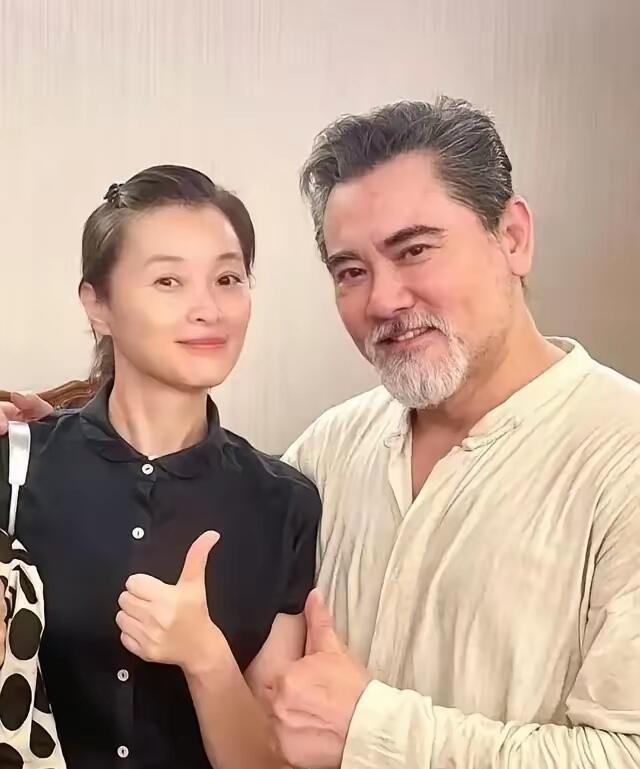 54岁的吴越还是这么优雅大方，她的脸上没有什么褶皱，头发依旧乌黑发亮，这是一个老