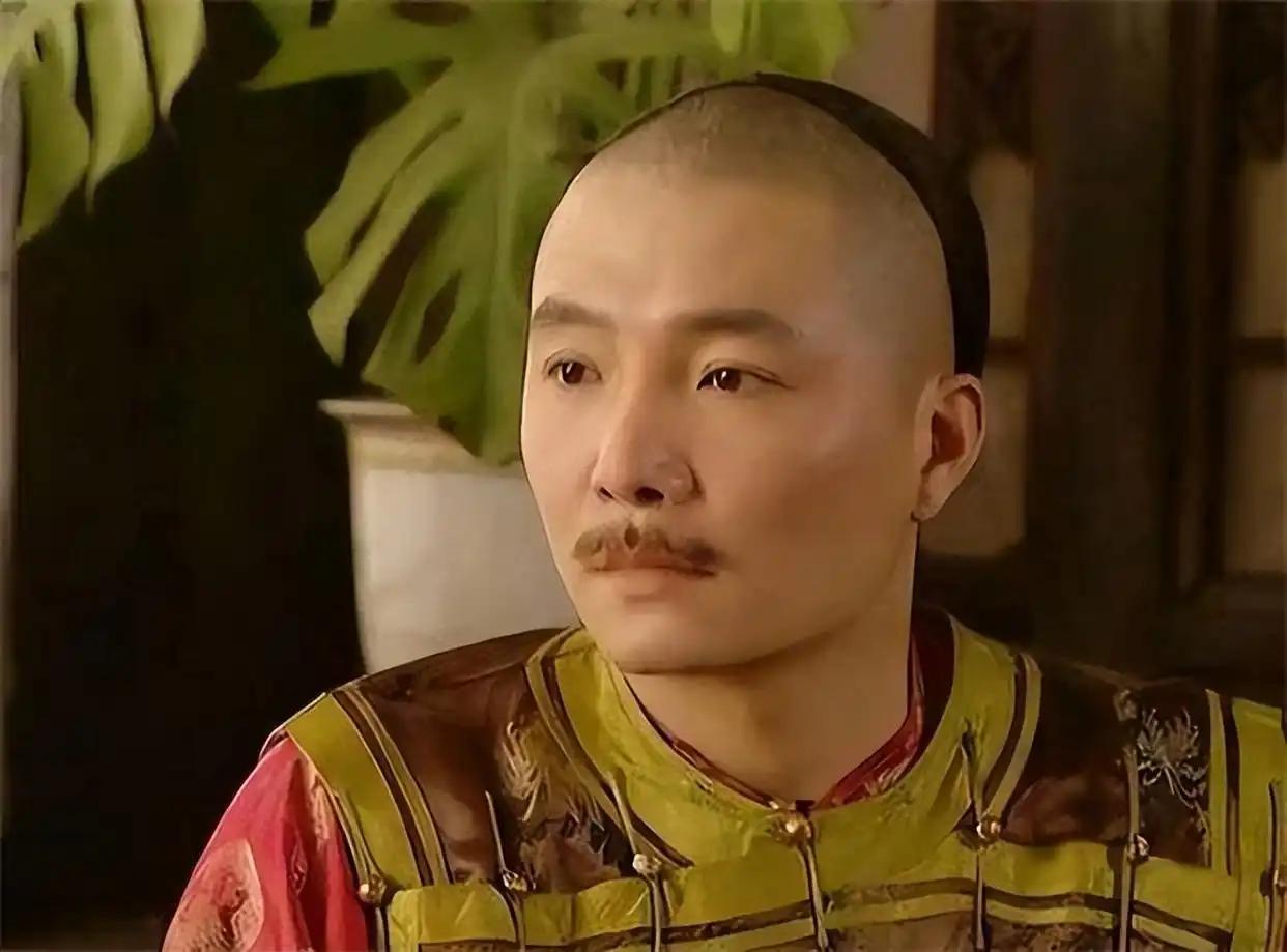 乾隆继位后，下令释放自己十叔和十四叔。老十四胤禵走出囚所，恍如隔世。康熙皇帝