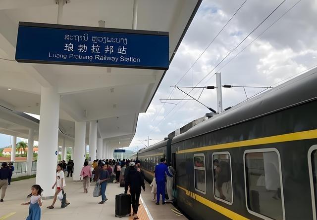 我发现，老挝现在已经开始在琢磨把铁路改成双线了。要知道，当初规划的时候，中老铁路