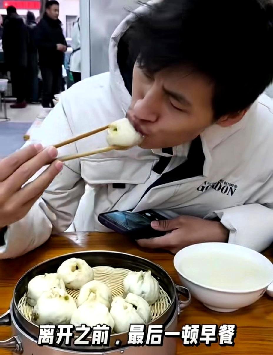 同样是跨国收养的中国男孩，命运却劈出了最残忍的裂痕。高洋在荷兰的优渥家境里