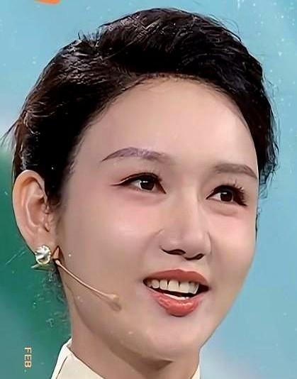 比春晚直播失误更吓人的，是没人看见的失误。你看到了她零失误的直播。你没看到，